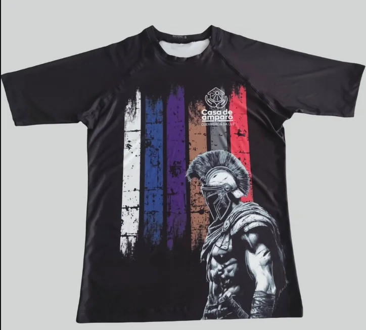 Rashguard preta personalizada, com faixas coloridas e ilustração de guerreiro